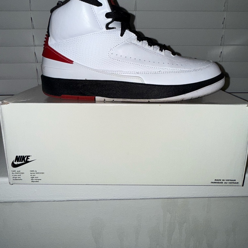 Authentic Nike Air Jordan retro 2 White and Black Sneakers